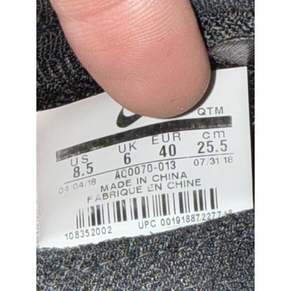 Nike Womens Epic React Flyknit Black Gold Athletic Sneaker Running Shoe Size 8.5 - Picture 9 of 9